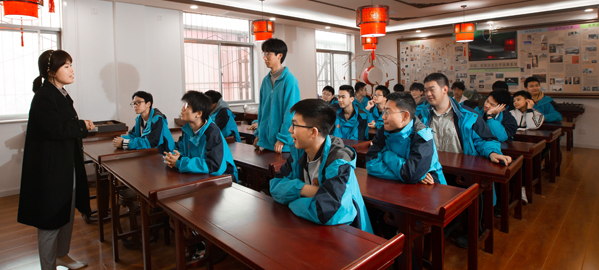 白河 分类教学，因材施教，采取“一类一方案、一人一目标”的教学方法