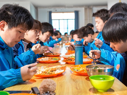 白河学生用餐
