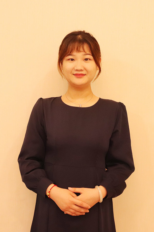 白河文哲 本科学历，优秀班主任